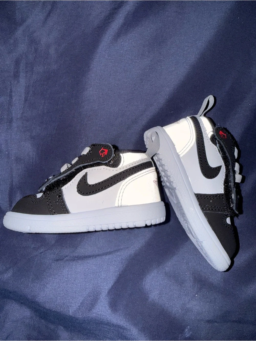 Nike Velcro Sneakers.   BEST OFFER!!! - Picture 2 of 5